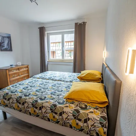 A L'ombre Du Clocher *